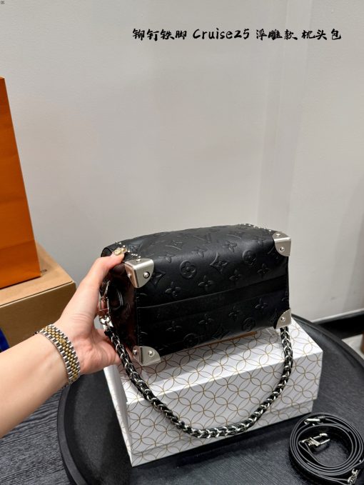 LV embossed logo Cruise25 - Image 5