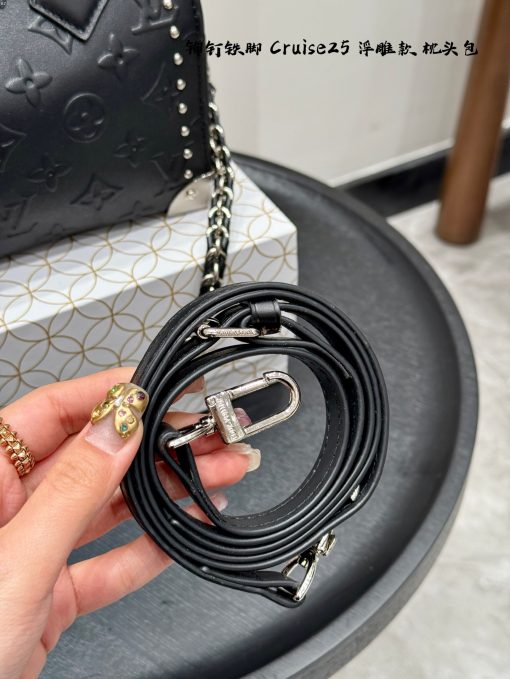 LV embossed logo Cruise25 - Image 8