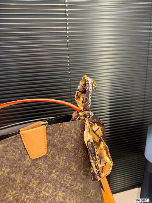 LV Painted tote bag - Image 7