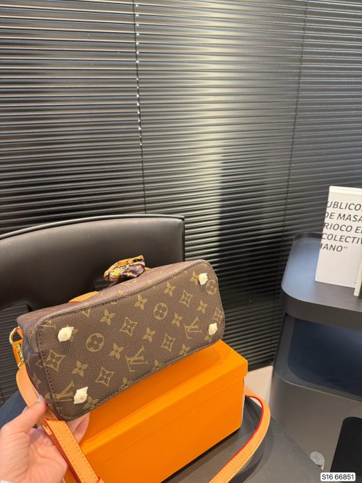 LV Painted tote bag - Image 8