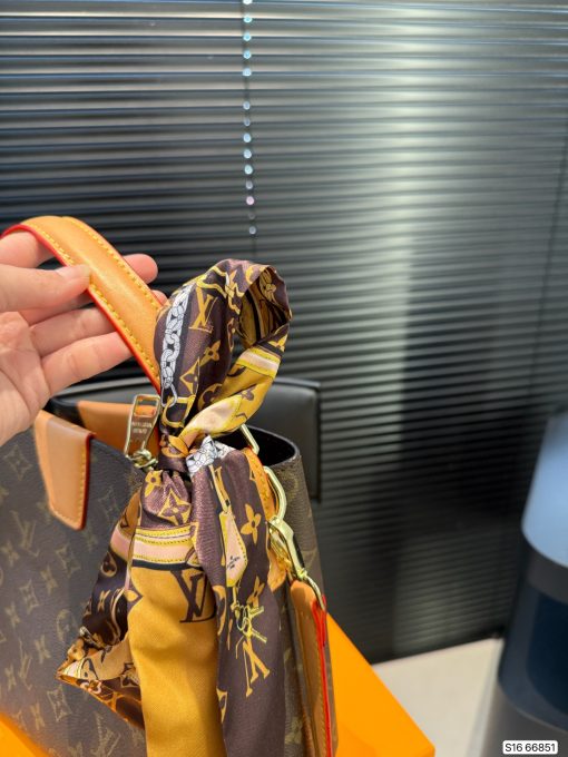 LV Painted tote bag - Image 9