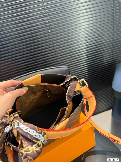 LV Painted tote bag - Image 10