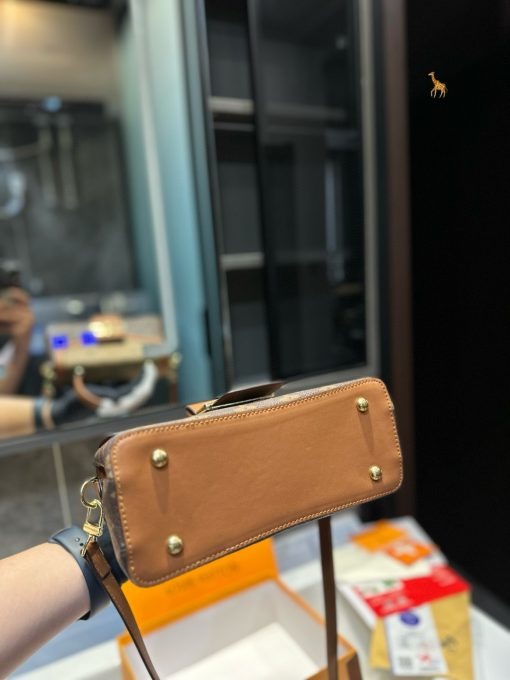Lv handbag - Image 8