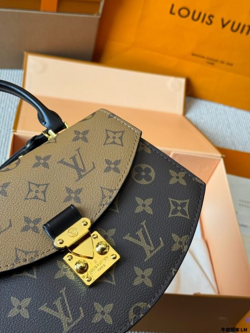 LV Show Tilsit Bag - Image 5