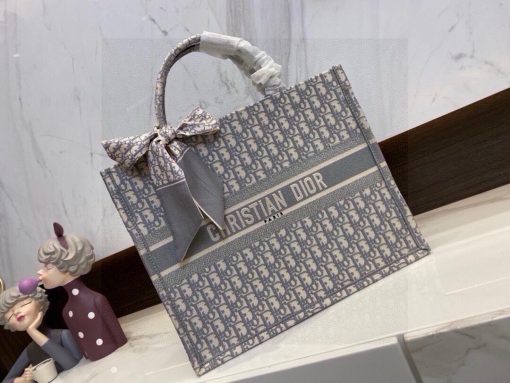Di0r Book Tote - Image 4