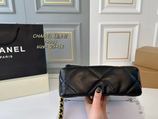 CHANEL Chain Bag 💕 - Image 6